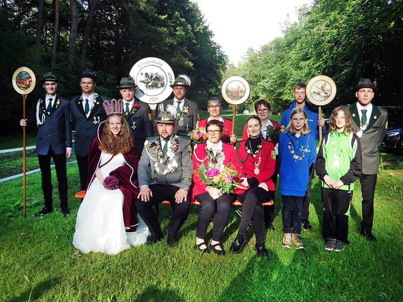 1. Reihe von links: Lisa Röttger, Kevin Tarnaske, Margret Fedders, Thea Schnerr und stehend Jonas Schurbohm und Sofie Krause - 2. Reihe von links: Mirco Landt, Hennes Fedders, Johannes Lühr, Nick Tarnaske, Gülsin Mackenstein, Ursel Bruns, Mats Bürger und Fynn Grün