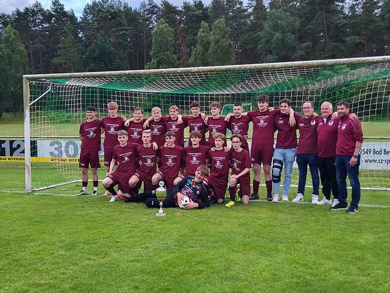 Die U18 nach dem Pokalsieg in Bad Bevensen. Hinten v.ln.r.: Aldin Ramicevic, Ben Niehoff, Aldino Djerlek, Enrik Wendorf, Daniel Danilov, Yannick Raube, Jannis Winkelmann, Ilya Manuilenko, Jan Paul Konik, Marten Steinwedel, Steffen Jahnke (Trainer), Jens Winkelmann (Trainer), Enrico Köhler (Trainer) Mitte v.l.n.r.: Jake Fricke, Lennox Voutta, Nils Prochnow, Lennard Lüthje, Kjell Barufe, Eric Nack; Vorne liegend: Mikael Siggel