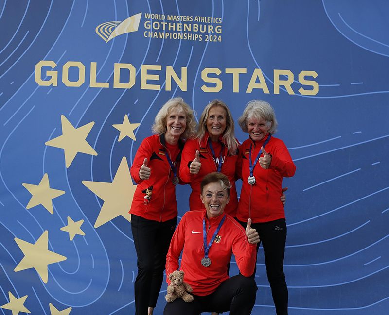 Silbermedaillengewinner stehend v.l.n.r. Birgit Reinke-Wiese, Wiebke Baseda, Angelika Albrecht; davor Dorit Stehr