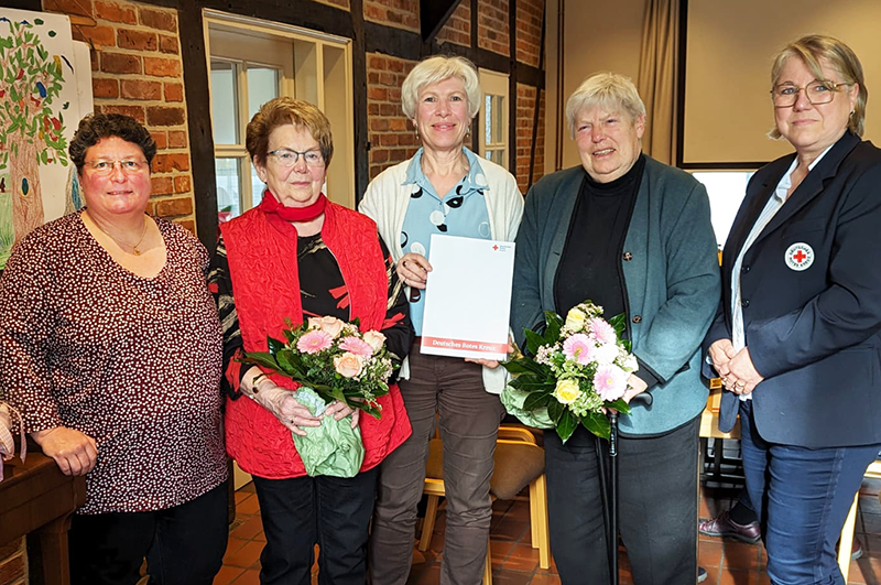 v. l.: Christiane Düsterhöft (1. Vorsitzende) mit Rita Cohrs, Annette Liegmann, Rosemarie Uhlig und Sandra Mendel (DRK-Kreisverband) 