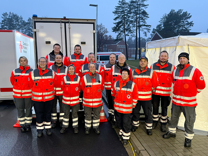 Ehrenamtliche des DRK-Kreisverbandes Lüneburg helfen während des Hochwassers in Celle