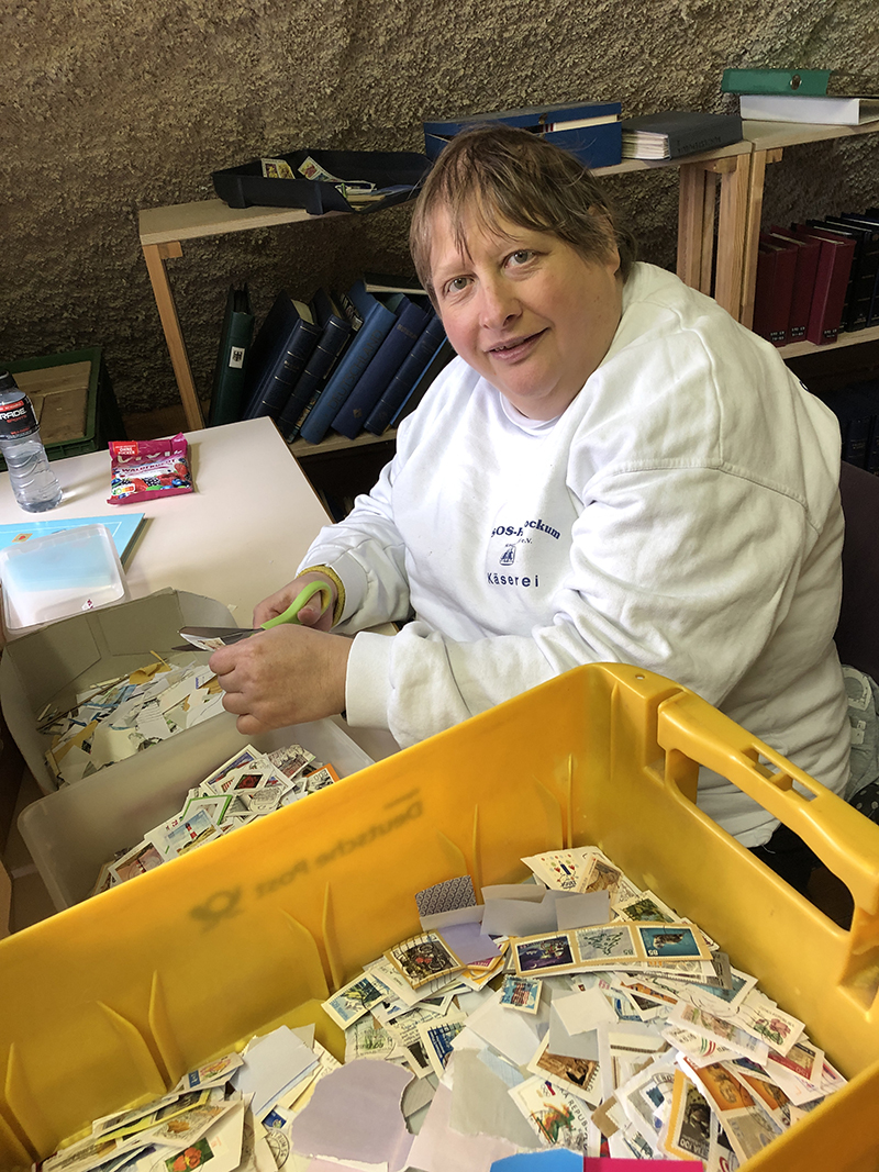 Katrin Eller schneidet Briefmarken aus