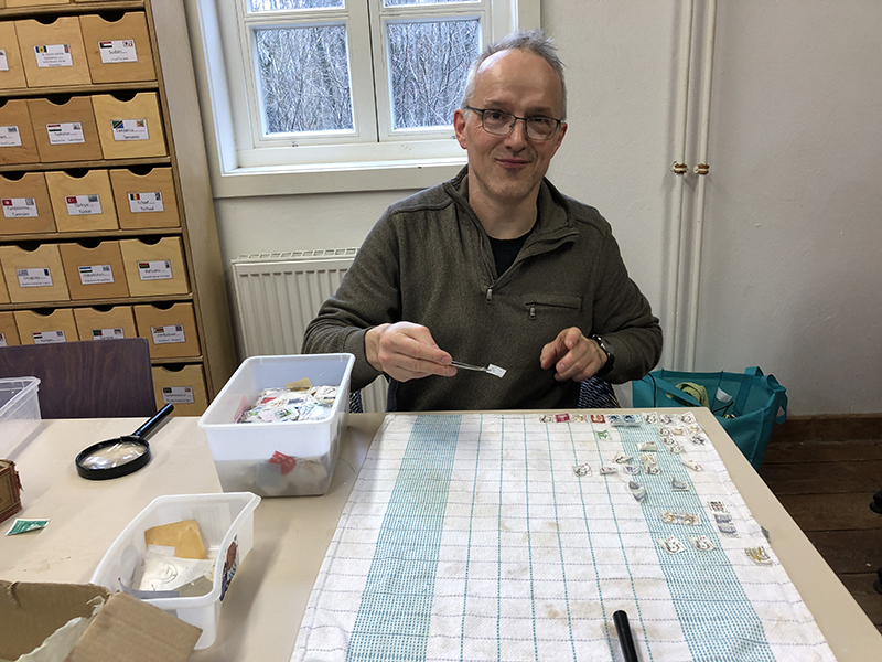 Klaus Niebuhr löst Briefmarken ab