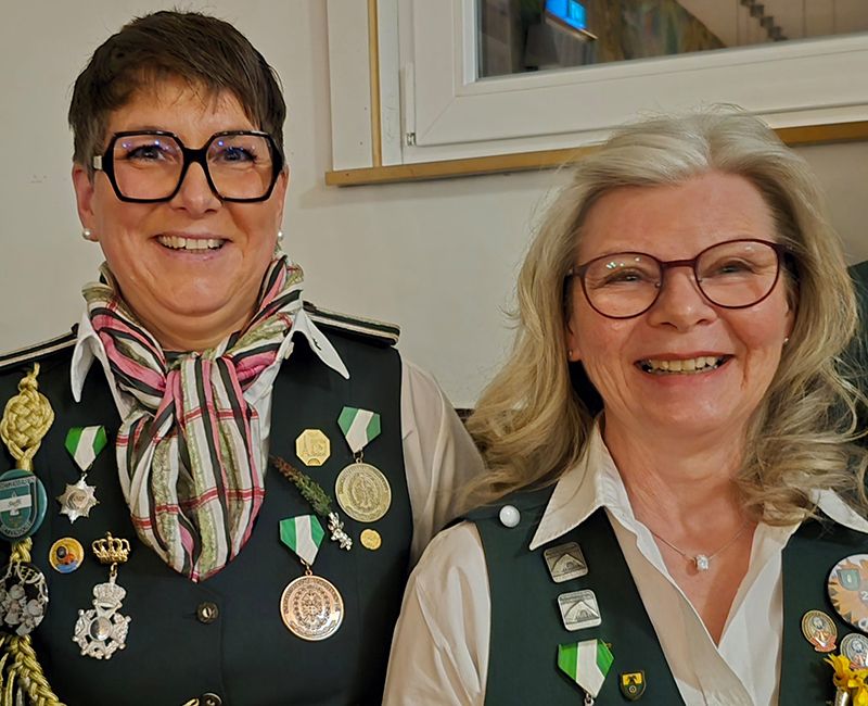 Steffi Daedler, Hilke Deege ausgezeich net mit dem Meisterschaftsabzeichen des DSB