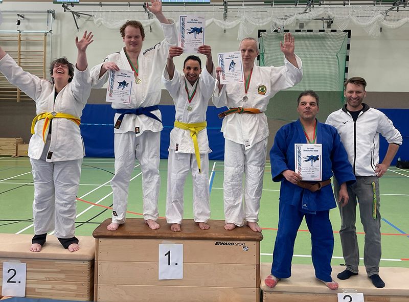 Bockumer*innen und ihr ID-Judo-Trainer vom Sport-Team Lüneburg Martin Frey freuen sich über die Siege