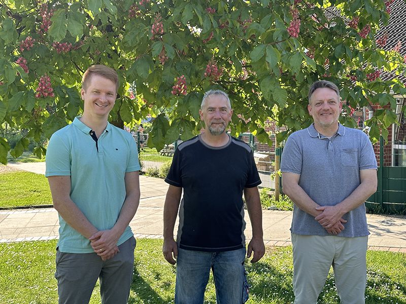 Finn Block und Dennis Niehoff begrüßen Andreas Brüning