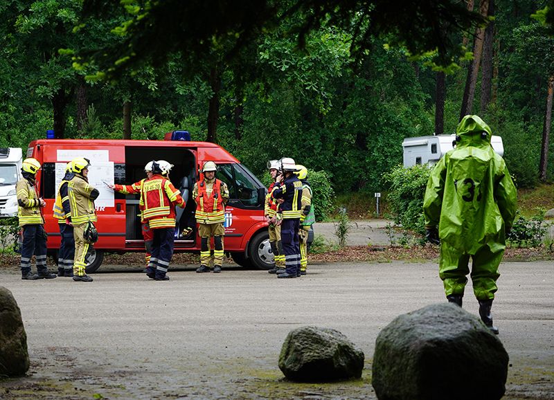 Lagebesprechung am Fahrzeug der Feuerwehr Westergellersen