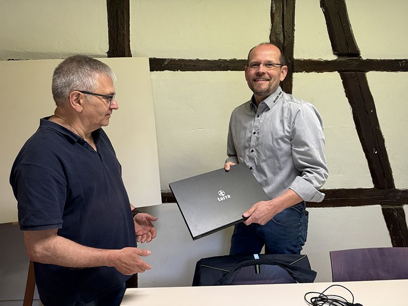 Übergabe des gebrauchsfähigen Laptops von Stefan Ewigleben an Jens Suhm