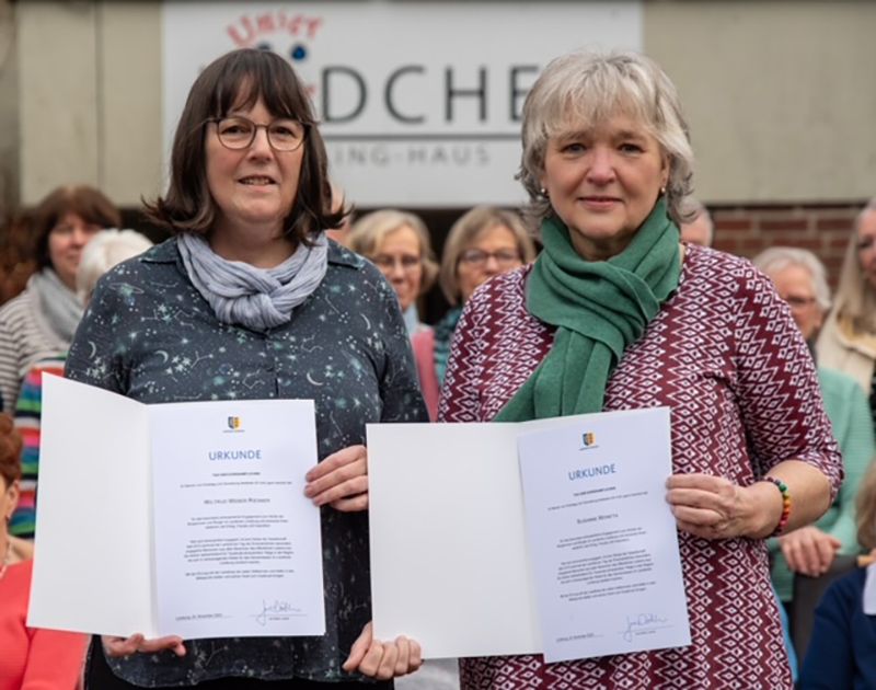 Der Landkreis Lüneburg ehrte Susanne Moneta und Wiltrud Weber-Riesner für ihre zehnjähriges ehrenamtliches Engagement.