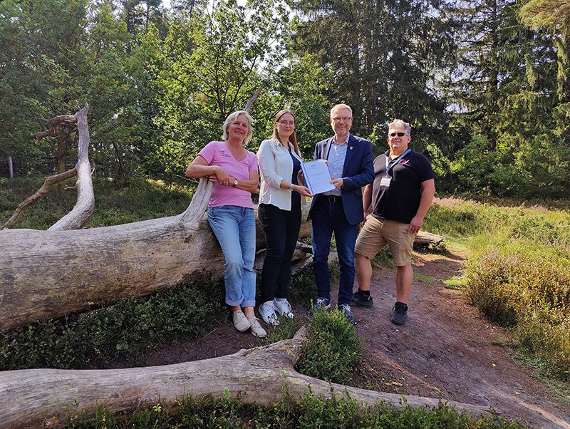 v. l.: Hilke Feddersen Geschäftsführerin Naturpark Lüneburger Heide; Anna Frieser M.Sc. Universität Würzburg; Olaf Muus, stellvertretender Vorsitzender des Naturparks Lüneburger Heide; Dr. Eick von Ruschkowski, Direktor der Alfred Töpfer Akademie. Überreichung des Endberichts von Frau Frieser an den Naturpark und die Alfred Töpfer Akademie.